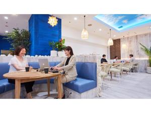 two women sitting at a table with a laptop at Rembrandt Hotel Atsugi - Vacation STAY 41676v in Atsugi