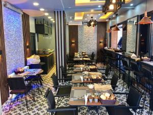 a restaurant with tables and chairs and a bar at Bonita Hotel in Istanbul