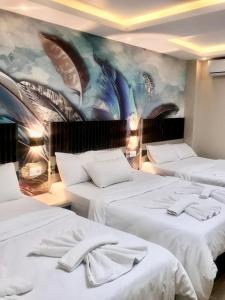 イスタンブールにあるBonita Hotelの壁画のある部屋のベッド3台