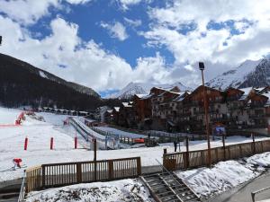 uma estância de esqui nas montanhas com neve no chão em Appartement Les Orres, 2 pièces, 6 personnes - FR-1-322-438 em Les Orres