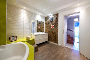 baño grande con bañera y lavamanos en Our Happy Place Maisonette, en Kavala