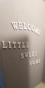 een teken dat zegt welkom klein snel thuis aan een muur bij Little Sweet Home - Fiera Milano in Pero