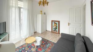 een woonkamer met een bank en een tafel bij Bright & Spacious Apartment near city center. in Thessaloniki