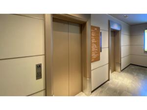 een rij liften in een gebouw met een bord bij Rembrandt Hotel Atsugi - Vacation STAY 41678v in Atsugi