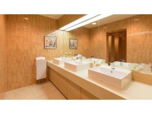 een badkamer met 3 wastafels en een grote spiegel bij Rembrandt Hotel Atsugi - Vacation STAY 41678v in Atsugi