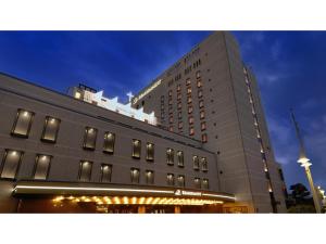 un gran edificio con luces en el lateral en Rembrandt Hotel Atsugi - Vacation STAY 41675v en Atsugi
