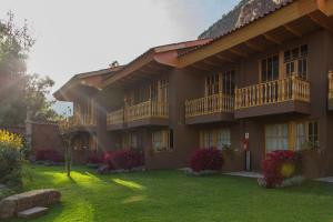 une grande maison avec une cour en face dans l'établissement Lamay Lodge by Mountain Lodges of Peru, à Cusco