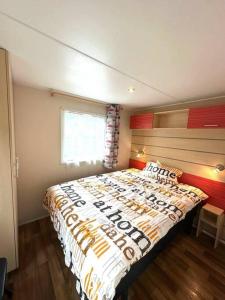 1 dormitorio con 1 cama grande en una habitación en Cottage 4, en Agarn