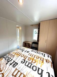 un dormitorio con una cama con un edredón que dice no se apague en Cottage 4, en Agarn