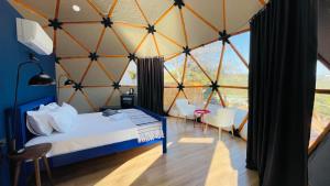 una camera con un letto e una grande finestra di Bodrum Dome Suites a Bodrum City