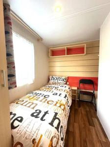 1 dormitorio con 1 cama y 1 silla en Cottage 4, en Agarn