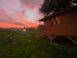 Východ nebo západ slunce při pohledu z luxury tent nebo okolí