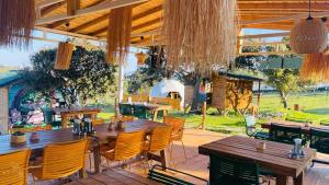 restauracja z drewnianymi stołami i żółtymi krzesłami w obiekcie Bodrum Dome Suites w Bodrum