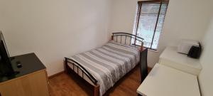 Un dormitorio pequeño con una cama y una ventana. en Luton LU2 Ensuite room, en Luton 6 fotos más