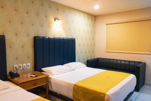 Un pat sau paturi într-o cameră la Hotel Maioris El Diez Culiacan