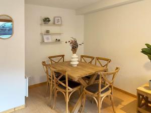 a dining room table with chairs and a vase with flowers at Appartement Les Orres, 2 pièces, 6 personnes - FR-1-322-490 in Les Orres