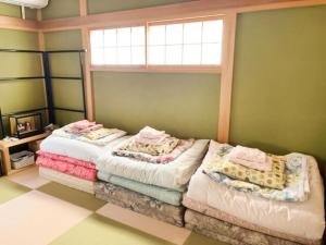 2 camas en una habitación con ventana en Family Resort An - Vacation STAY 16509 en Nasu-yumoto