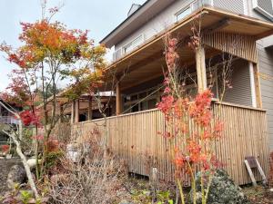 una valla frente a una casa con árboles en Family Resort An - Vacation STAY 16509 en Nasu-yumoto