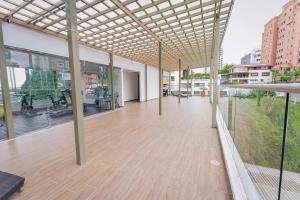 an empty office building with a wooden floor and windows at Exclusivo Apartaestudio en Pinares- 5 in Pereira