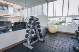 a room with a gym with a exercise machine at Exclusivo Apartaestudio en Pinares- 5 in Pereira