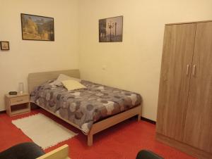 a small bedroom with a bed and a cabinet at Casa Il giardino in Ca degli Oppi