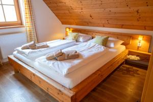 a bedroom with two beds in a wooden cabin at Winzerzimmer Scharl in Sankt Anna am Aigen