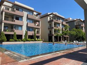 にあるBatroun chalet in front of the pool - Batrouna Park Resortの建物前のスイミングプール