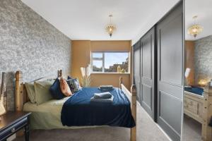 um quarto com uma cama e um lavatório em The Beacon, apartment next to the seafront in Herne Bay em Kent