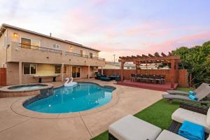 um quintal com uma piscina e uma casa em Ainsworth Oasis: The Family retreat starts here em San Diego