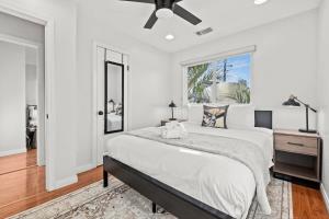 um quarto com uma cama grande e uma janela em Ainsworth Oasis: The Family retreat starts here em San Diego
