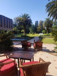 un grupo de sillas y una mesa en un parque en Sheraton Pilar Hotel & Convention Center en Pilar