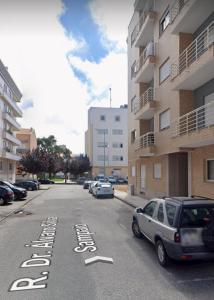 アヴェイロにあるLovely Apartment Aveiroの車道