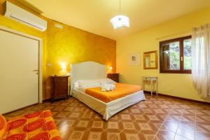 ein Schlafzimmer mit einem Bett in einem Zimmer mit gelben Wänden in der Unterkunft Il Tremolar Della Marina in Casalbordino