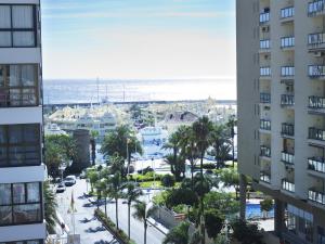 een uitzicht op het strand vanuit een gebouw bij Apartamentos MS Pepita in Benalmádena