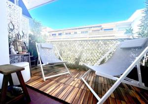 2 Stühle auf einer Terrasse auf einem Balkon in der Unterkunft T2 Le SunScène-Parking-Clim-Terrasses-Centre- CapitalChic Services in Cannes