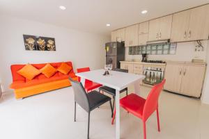 - une cuisine avec une table, des chaises et un canapé dans l'établissement Apartaloft en Pinares 8, à Pereira