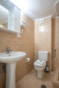 ネア・ペラモスにあるCHRISTOSの洗面台、トイレ、鏡のあるバスルーム +13枚の写真