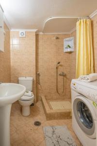 ネア・ペラモスにあるCHRISTOSのシャワー、トイレ、洗面台を備えたバスルーム