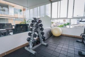 une salle de sport avec une machine d'exercice dans l'établissement Apartaloft en Pinares 8, à Pereira