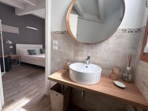 een badkamer met een wastafel en een spiegel aan de muur bij B&B Sirolo My House in Sirolo