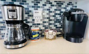 eine Küchentheke mit Mixer und Kaffeemaschine in der Unterkunft Mileva Retreats in Picton