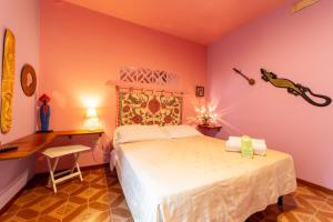 a bedroom with a bed and a desk and a bed sidx sidx sidx at Il Tremolar Della Marina in Casalbordino