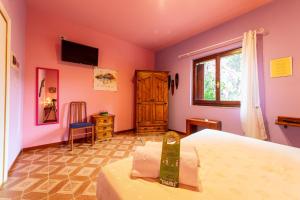 カザルボルディーノにあるIl Tremolar Della Marinaのピンクの壁のベッドルーム(ベッド1台、窓付)