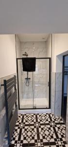 a room with a bench and a tiled floor at Modern 7-BR Retreat All Ensuite in Birmingham +40 photos