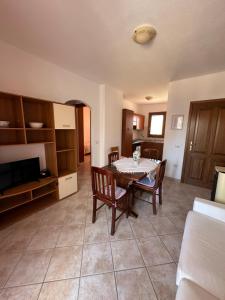 a kitchen and dining room with a table and chairs at Il Girasole casa vacanze in Porto San Paolo