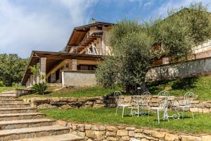 a group of chairs in front of a house at Confortevole appartamento per due con servizi inclusi in Agropoli