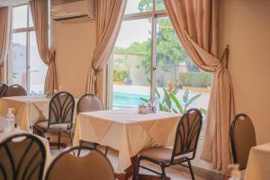 Bazén v ubytování Hotel del Príncipe nebo v jeho okolí