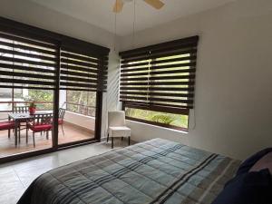 een slaapkamer met een bed en een eetkamer met een tafel bij Golf & Beach Haven in Tulum