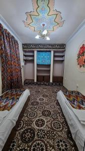 撒馬爾罕的住宿－Hotel Registon Zargaron，客房设有两张床和天花板。