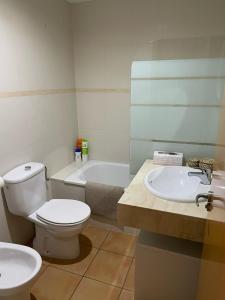 uma casa de banho com um WC, um lavatório e uma banheira em DUPLEX ALTEA PUEBLO em Altea
